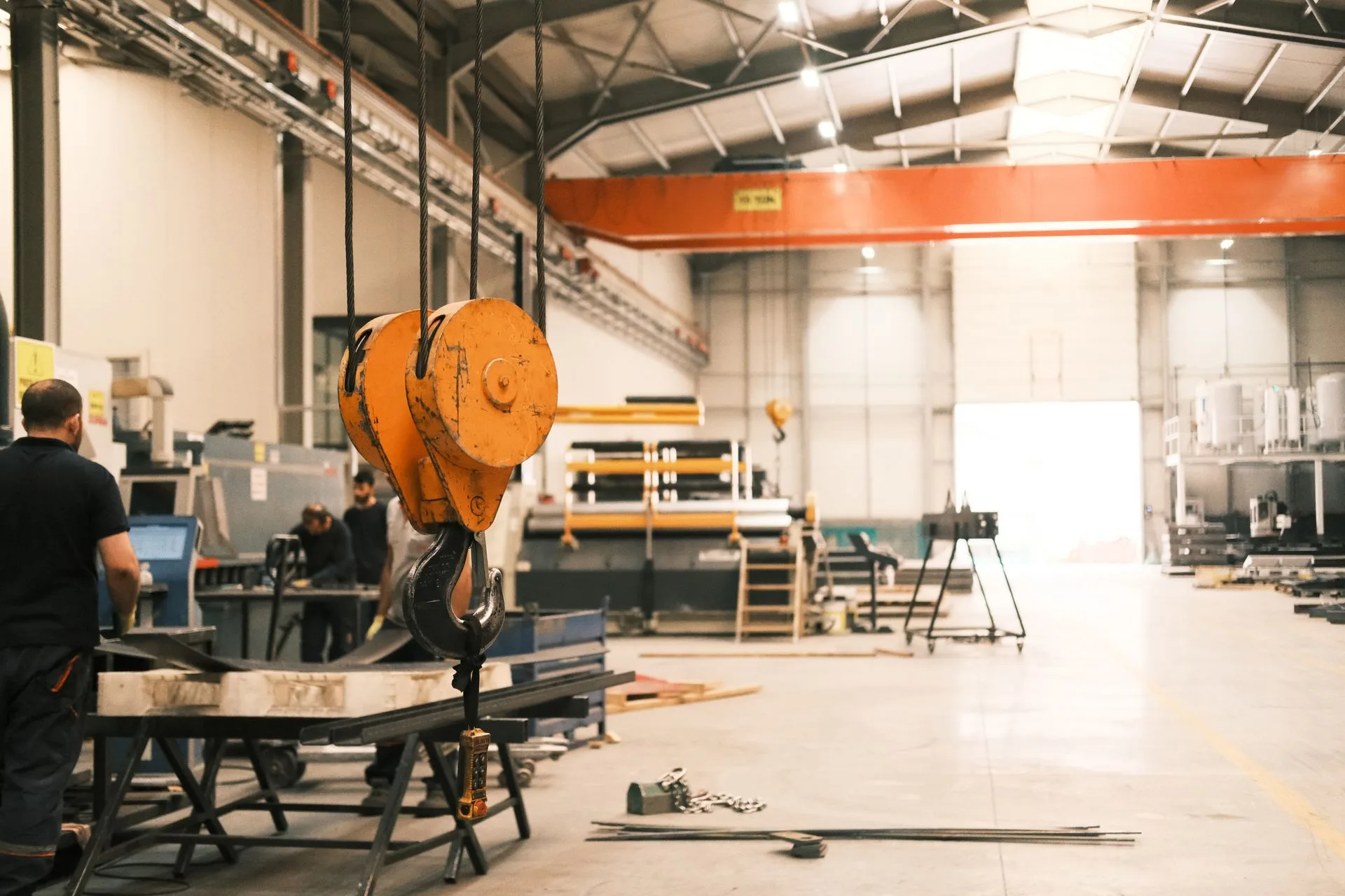 Moderne Produktionshalle mit Kranbahn, in der Wertschöpfung entsteht